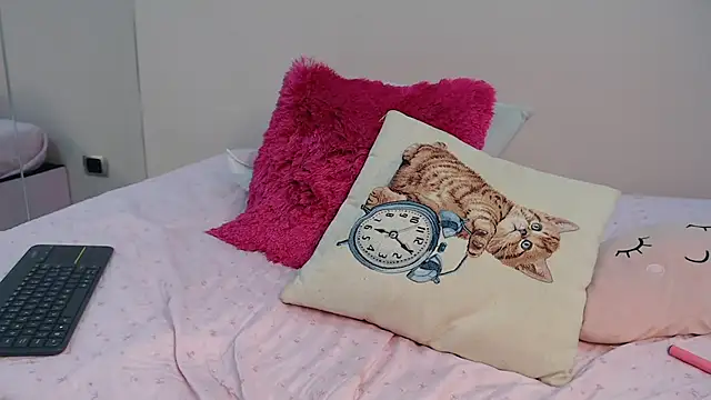 zooombee online show from March 12, 2026, 5:02 am