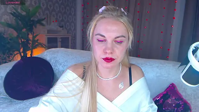 LiSinDoll online show from November 18, 2025, 6:17 am