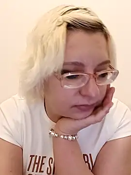 Snapshot of VikaKing chatting on November 7, 2025, 8:13 pm VikaKing online show from November 7, 2025, 8:13 pm