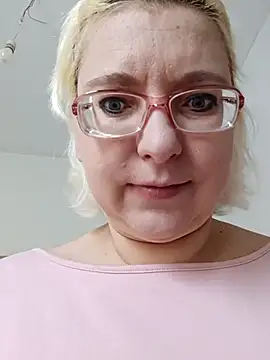 Snapshot of VikaKing chatting on December 3, 2025, 9:42 am VikaKing online show from December 3, 2025, 9:42 am