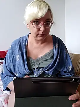 Snapshot of VikaKing chatting on October 19, 2025, 7:44 am VikaKing online show from October 19, 2025, 7:44 am