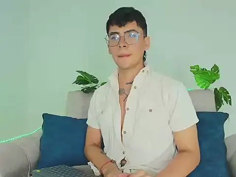 Snapshot of CamiiGuzmanX chatting on September 16, 2025, 5:36 pm CamiiGuzmanX online show from September 16, 2025, 5:36 pm