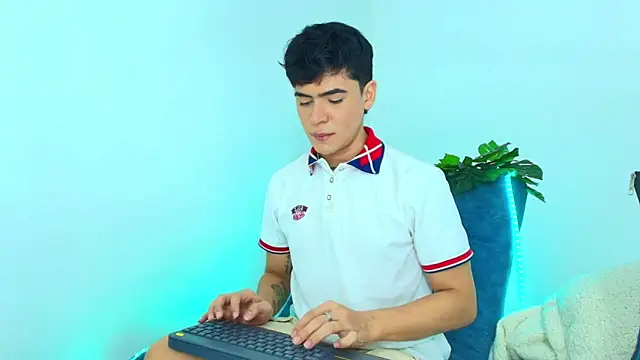 CamiiGuzmanX online show from November 10, 2025, 8:25 pm