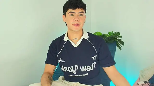 CamiiGuzmanX online show from December 2, 2025, 8:32 pm