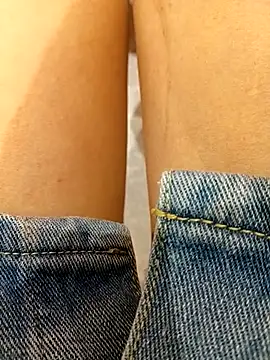 Jessical--Li online show from November 17, 2025, 3:32 am