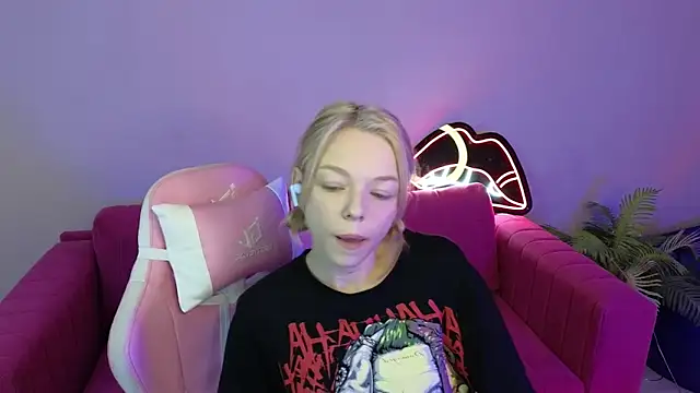 MillaHolt online show from September 13, 2025, 1:38 am