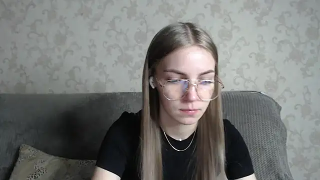 HitGyrl online show from February 25, 2026, 1:06 am