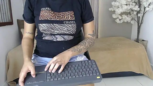 Michellee 20 online show from September 27, 2025, 2:01 pm