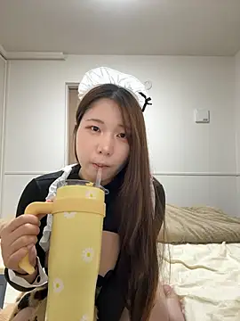  YUNOo0  online show from November 20, 2025, 12:39 pm