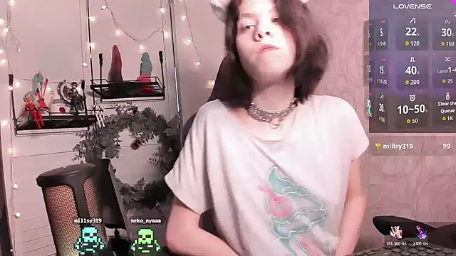 Snapshot of aestheticbeing chatting on December 18, 2025, 12:09 pm aestheticbeing online show from December 18, 2025, 12:09 pm