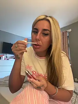 EllieMaeBaby online show from December 5, 2025, 1:21 pm