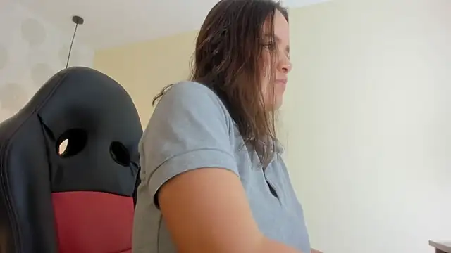 Snapshot of GIANAMILLER6 chatting on February 23, 2026, 12:06 pm GIANAMILLER6 online show from February 23, 2026, 12:06 pm