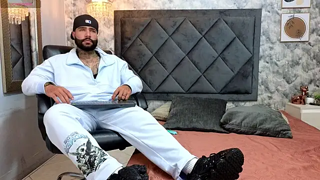 Apolo rousse1 online show from September 18, 2025, 8:45 pm