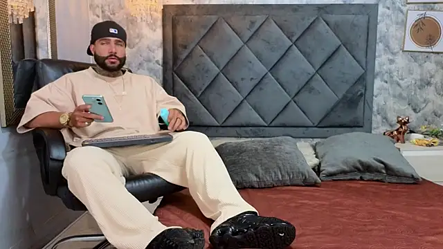 Apolo rousse1 online show from September 10, 2025, 8:08 pm