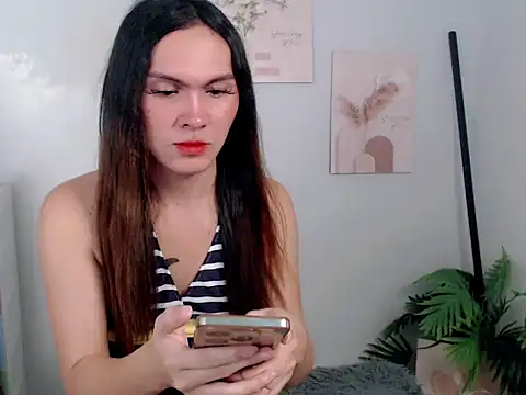 Snapshot of Pinkyweb_03 chatting on May 9, 2026, 3:43 am Pinkyweb 03 online show from May 9, 2026, 3:43 am