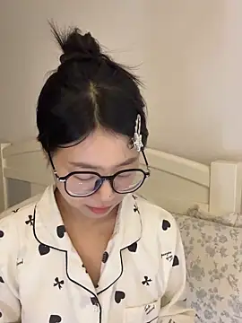 Snapshot of Ella-A9 chatting on November 6, 2025, 6:06 am Ella-A9 online show from November 6, 2025, 6:06 am