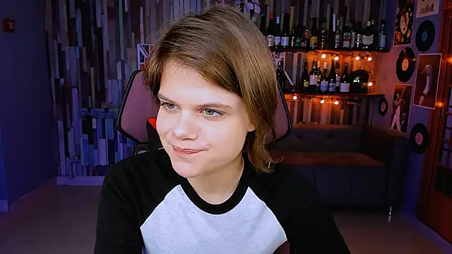 EllieMurler online show from November 11, 2025, 9:04 am