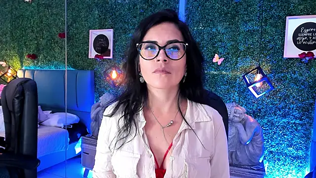 Snapshot of Linagh_ chatting on February 14, 2026, 11:32 am Linagh online show from February 14, 2026, 11:32 am