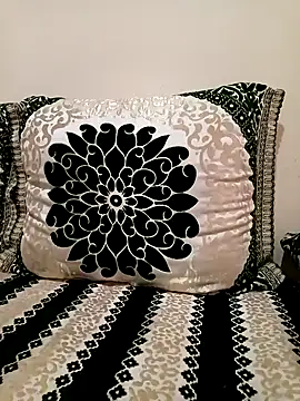 Mroma89six online show from December 3, 2025, 9:20 am