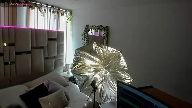 Zoey thompson online show from December 2, 2025, 7:48 pm