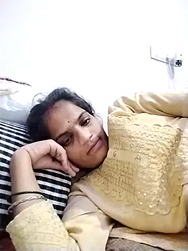 Snapshot of Sofia_kuuu chatting on November 3, 2025, 5:01 am Sofia kuuu online show from November 3, 2025, 5:01 am