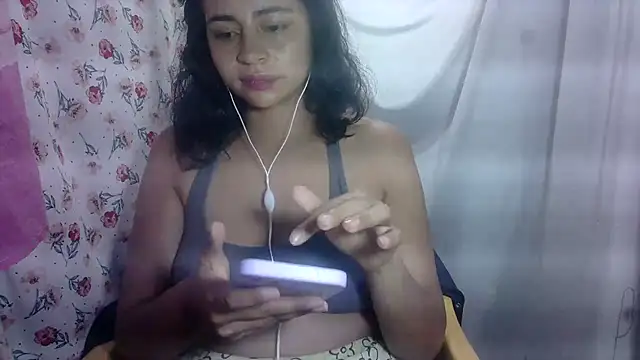 Snapshot of Anabelhotxx16 chatting on November 3, 2025, 4:50 am Anabelhotxx16 online show from November 3, 2025, 4:50 am