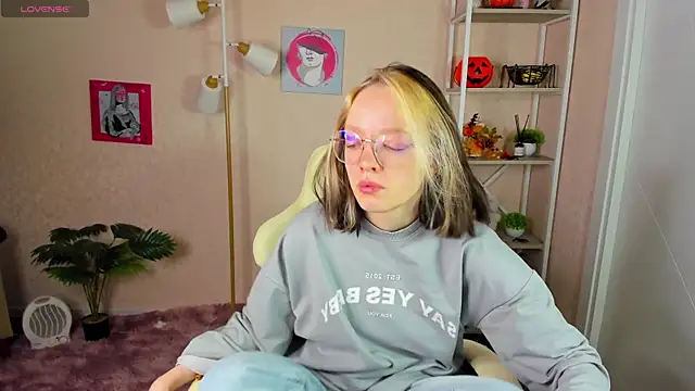 R0cket bunny online show from November 19, 2025, 1:05 am