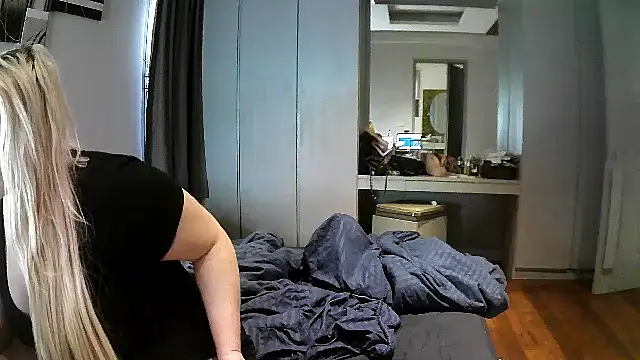 TiaDoll online show from October 8, 2025, 9:33 am