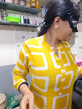 Snapshot of Queen_Nightt chatting on October 4, 2025, 3:08 am Queen Nightt online show from October 4, 2025, 3:08 am