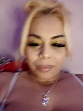 Snapshot of izauri2025 chatting on October 23, 2025, 7:23 pm izauri2025 online show from October 23, 2025, 7:23 pm