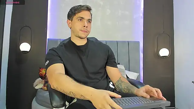 Liam walk  online show from October 20, 2025, 9:04 pm