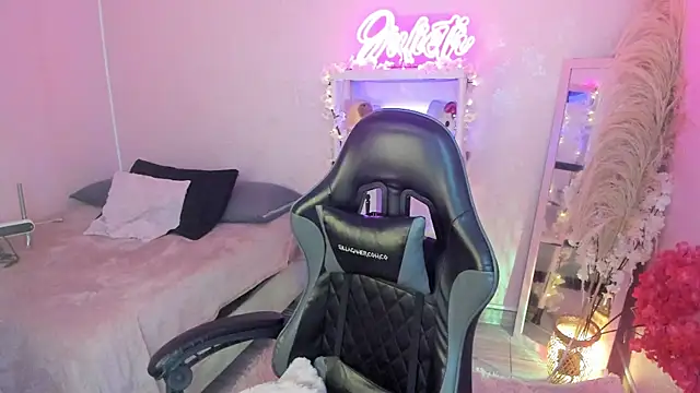 JuliethMoss online show from April 17, 2026, 9:06 pm