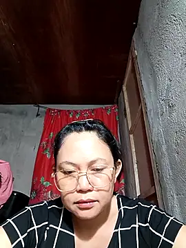 Snapshot of Everleigh_mom chatting on November 24, 2025, 12:43 am Everleigh mom online show from November 24, 2025, 12:43 am