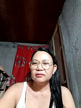 Snapshot of Everleigh_mom chatting on October 21, 2025, 7:57 pm Everleigh mom online show from October 21, 2025, 7:57 pm