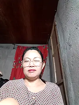 Snapshot of Everleigh_mom chatting on November 27, 2025, 10:48 am Everleigh mom online show from November 27, 2025, 10:48 am