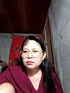 Snapshot of Everleigh_mom chatting on November 17, 2025, 7:51 pm Everleigh mom online show from November 17, 2025, 7:51 pm