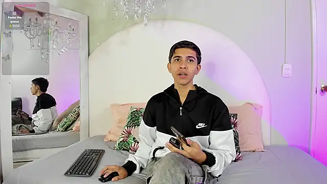 Snapshot of JoshuaSanzz chatting on October 14, 2025, 3:29 am JoshuaSanzz online show from October 14, 2025, 3:29 am