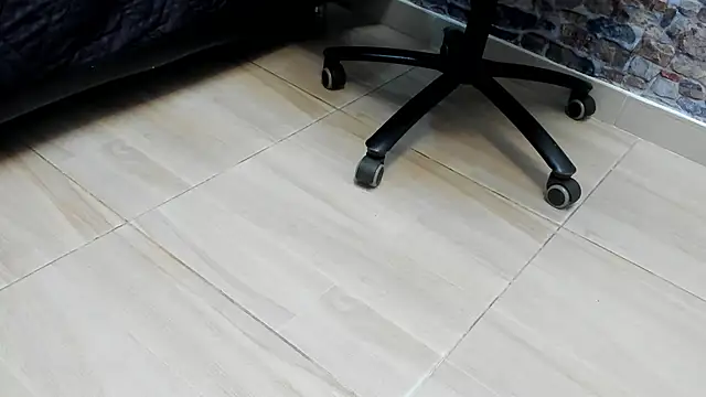 Snapshot of ALYANNA_HOT_ chatting on December 4, 2025, 11:42 am ALYANNA HOT online show from December 4, 2025, 11:42 am