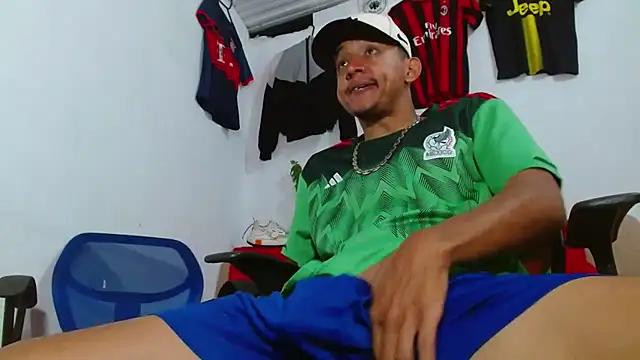 Snapshot of skinny23cm chatting on February 26, 2026, 2:06 pm skinny23cm online show from February 26, 2026, 2:06 pm