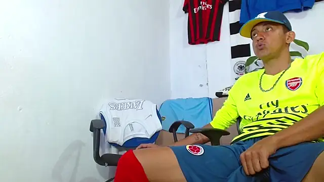 Snapshot of skinny23cm chatting on February 10, 2026, 2:05 pm skinny23cm online show from February 10, 2026, 2:05 pm