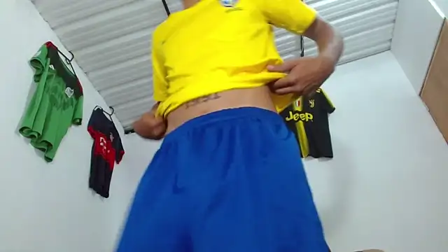 Snapshot of skinny23cm chatting on February 21, 2026, 3:36 pm skinny23cm online show from February 21, 2026, 3:36 pm