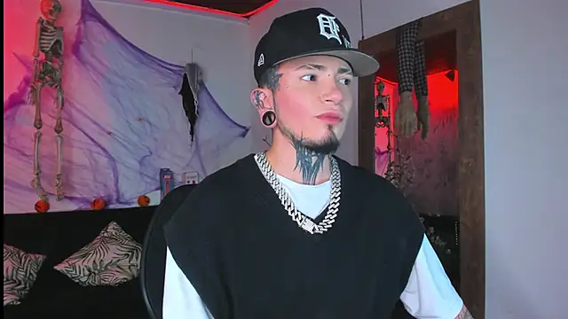 Snapshot of tyler_jones_ chatting on October 28, 2025, 4:35 am tyler jones online show from October 28, 2025, 4:35 am