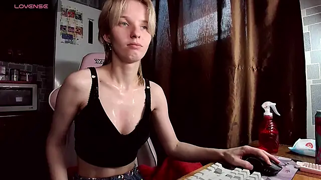 Snapshot of Madelaineses chatting on June 14, 2026, 2:24 am Madelaineses online show from June 14, 2026, 2:24 am