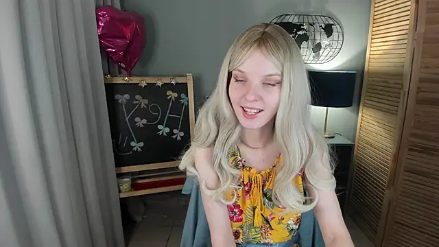 Snapshot of Madelaineses chatting on November 15, 2025, 9:24 am Madelaineses online show from November 15, 2025, 9:24 am