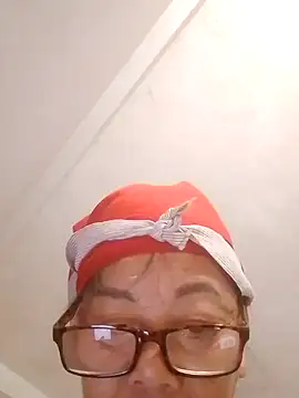 Snapshot of VangLe73 chatting on October 8, 2025, 11:38 pm VangLe73 online show from October 8, 2025, 11:38 pm