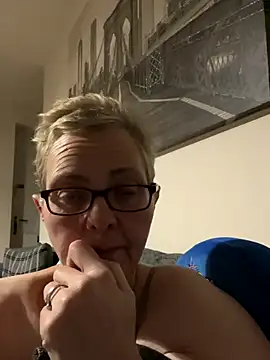 Curvy-Jinx online show from November 2, 2025, 3:33 am