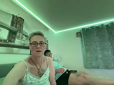 Curvy-Jinx online show from April 19, 2026, 7:05 pm