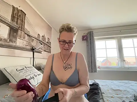 Curvy-Jinx online show from April 13, 2026, 8:40 am