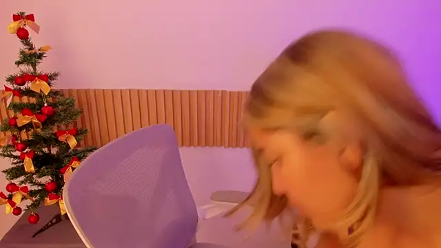 OliviaSweett online show from December 18, 2025, 8:01 pm