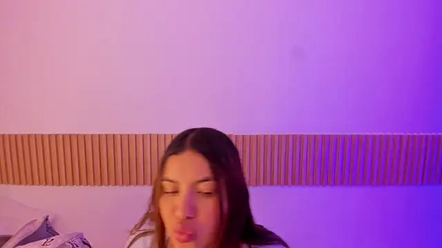 Snapshot of OliviaSweett chatting on November 19, 2025, 7:14 pm OliviaSweett online show from November 19, 2025, 7:14 pm